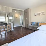 Modern Studio With Balcony & Parking In Gardens