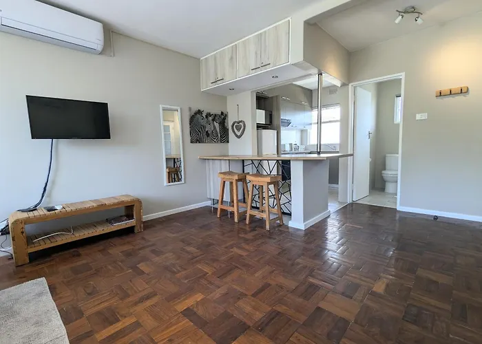 Modern Studio With Balcony & Parking In Gardens