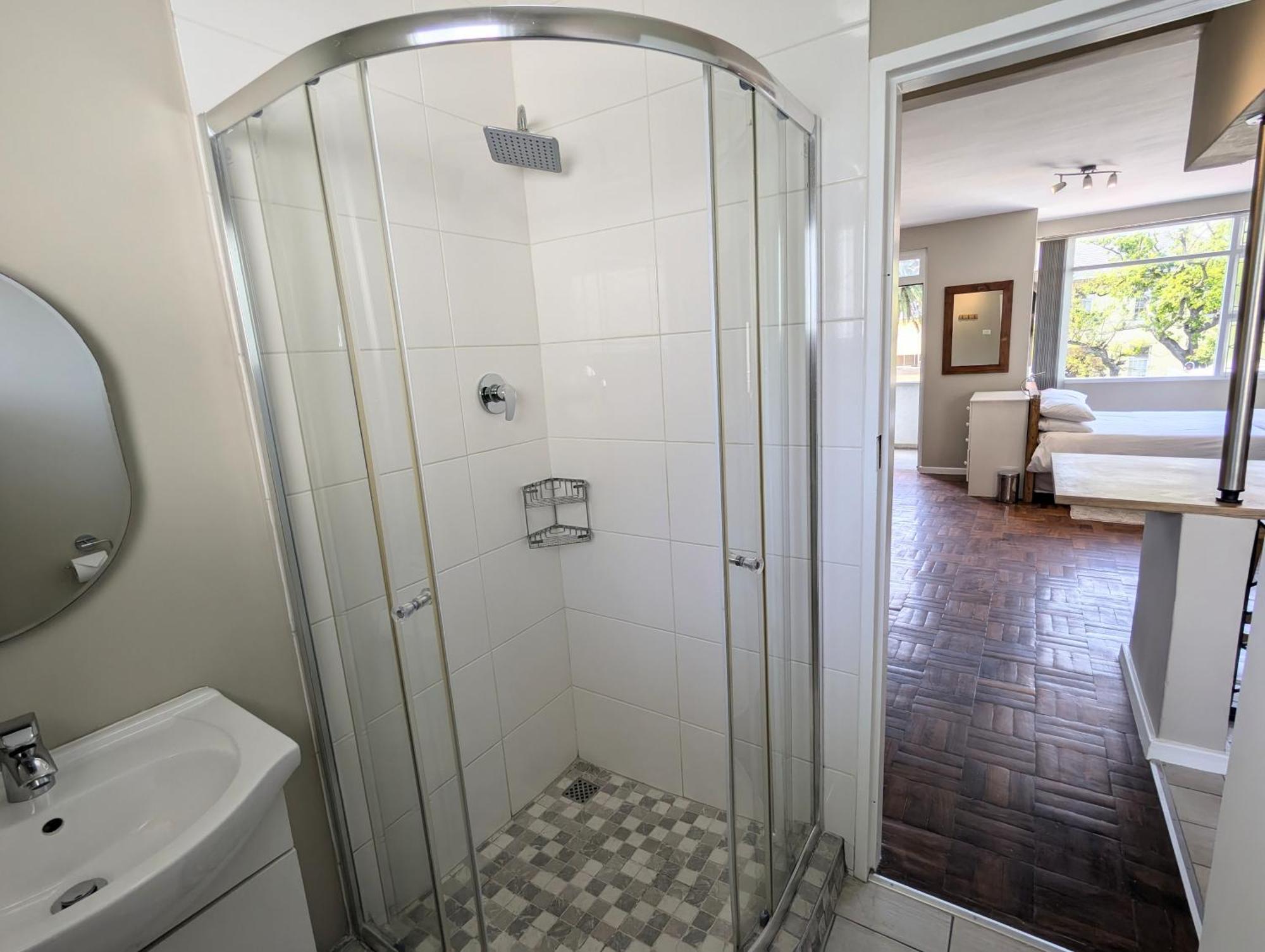 Modern With Balcony & Parking In Gardens Cape Town