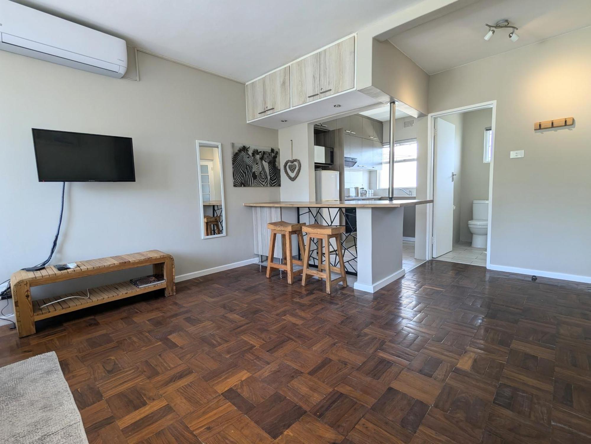Modern With Balcony & Parking In Gardens Cape Town