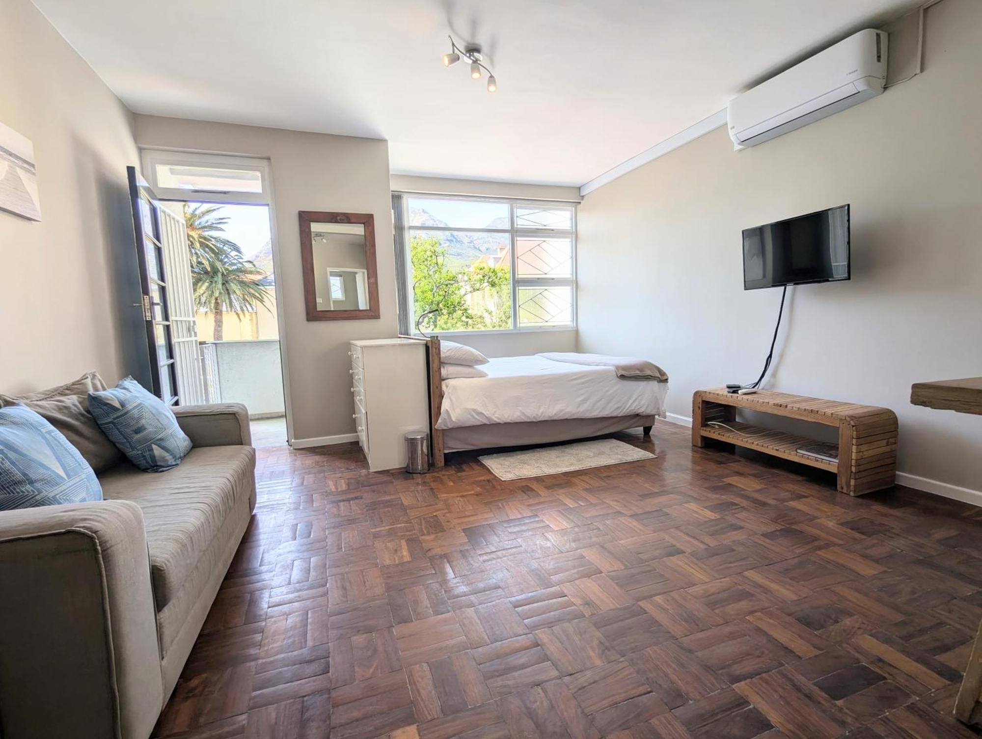 Modern With Balcony & Parking In Gardens Cape Town