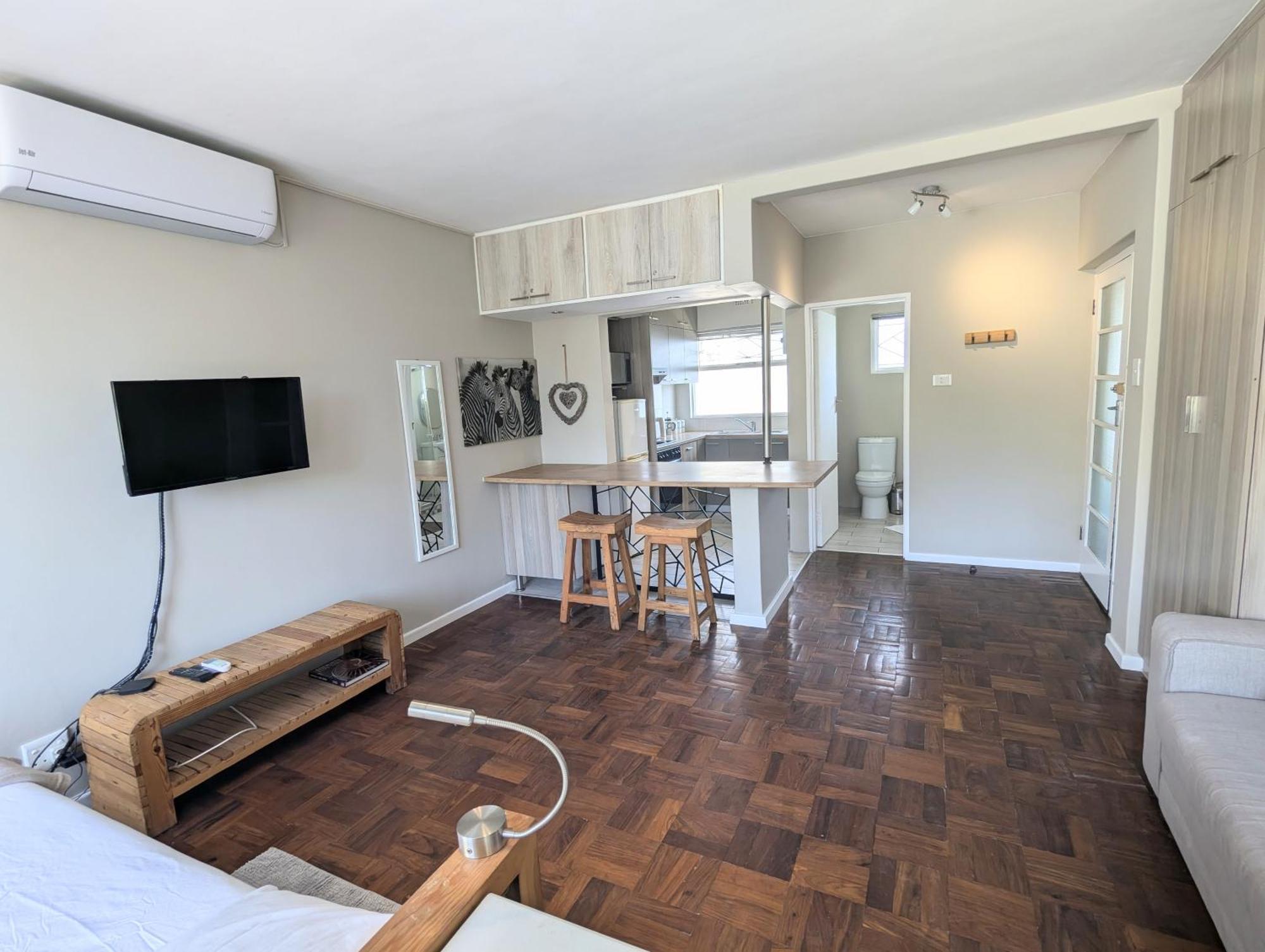 Modern With Balcony & Parking In Gardens Apartment *