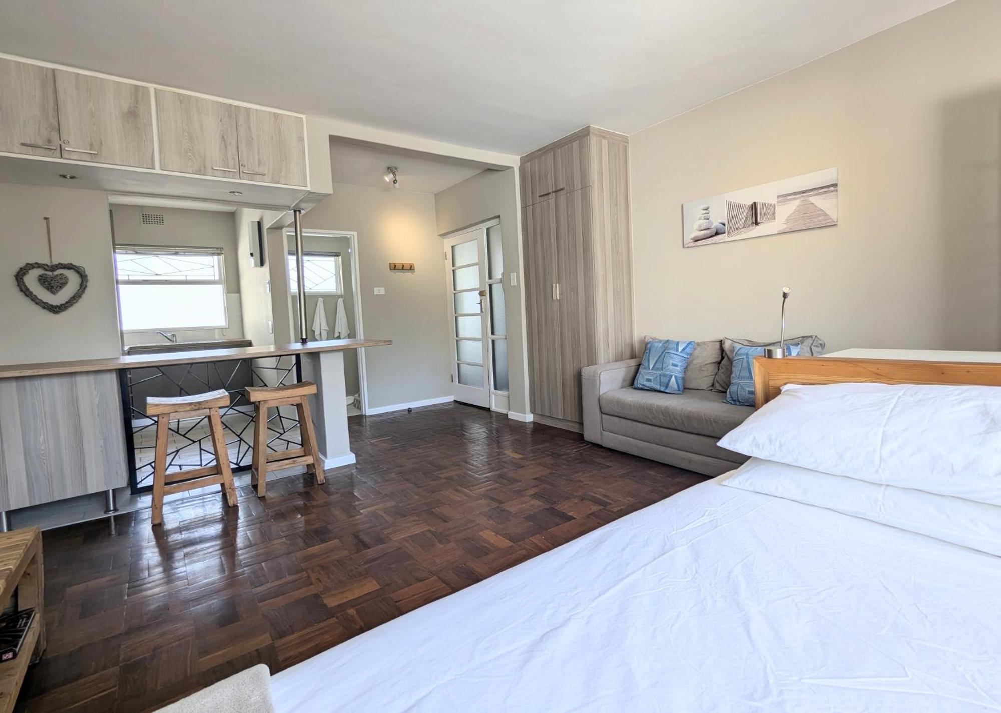 Modern With Balcony & Parking In Gardens