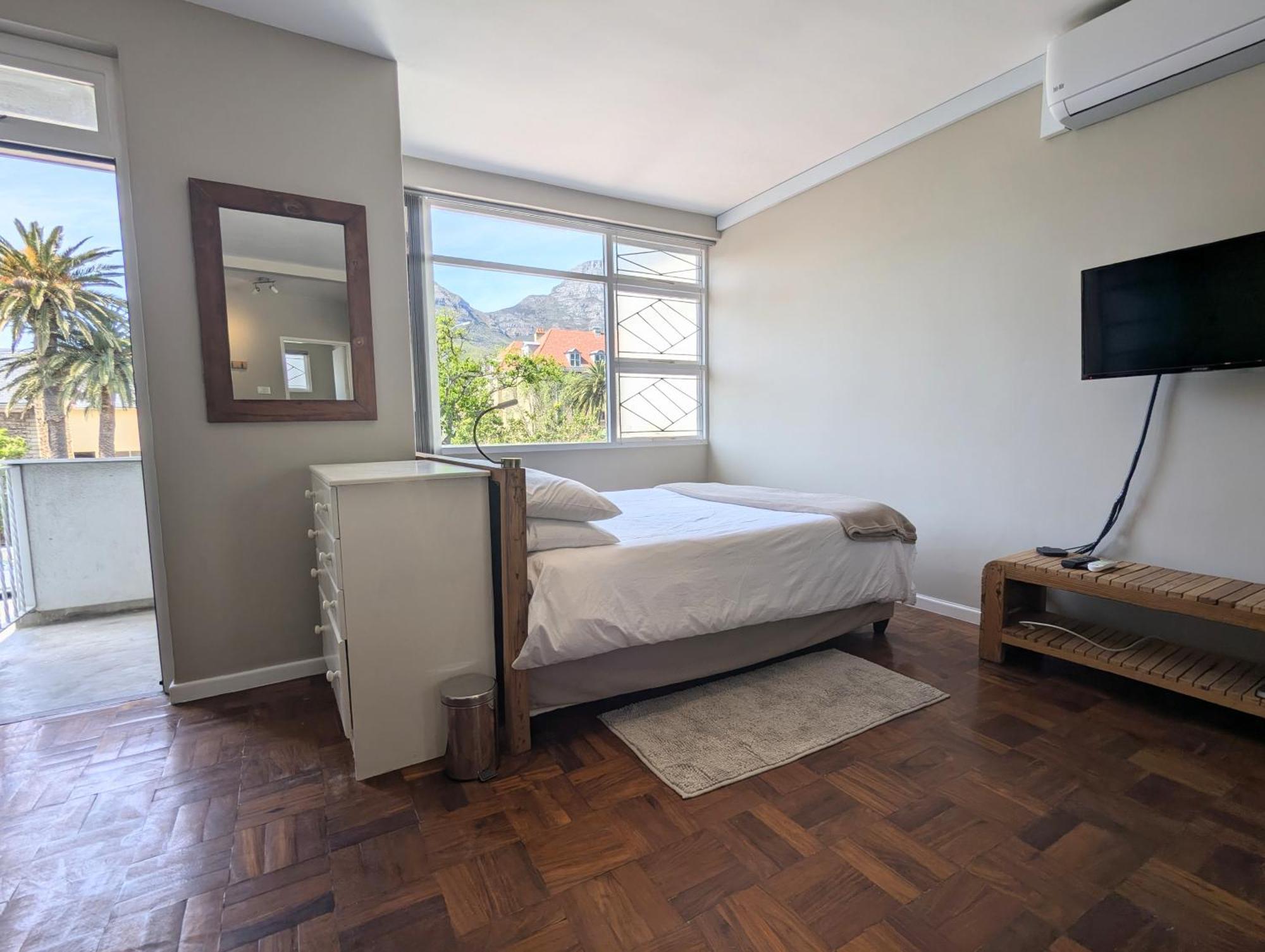 Apartment Modern With Balcony & Parking In Gardens Cape Town