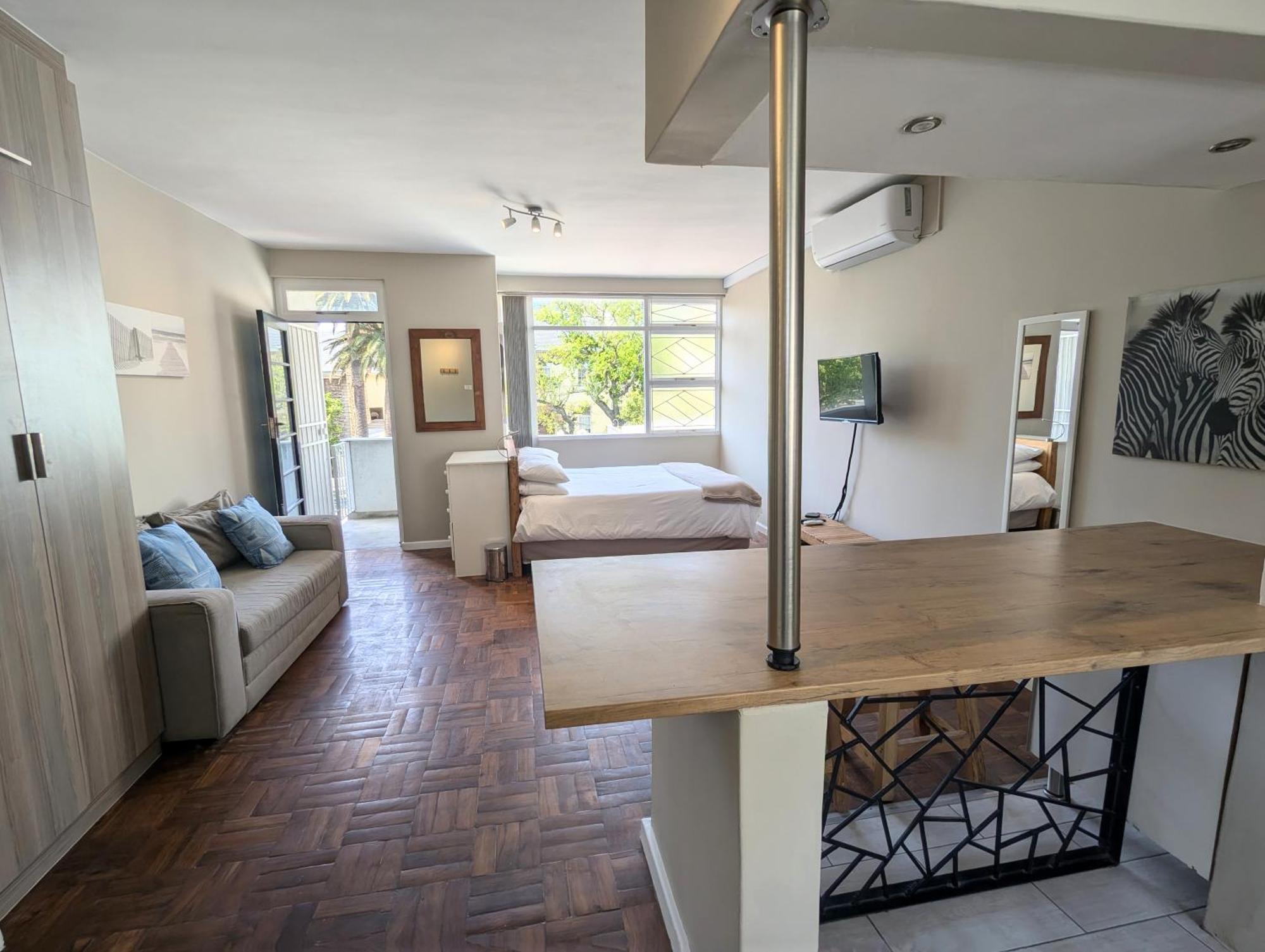 Modern With Balcony & Parking In Gardens Apartment *
