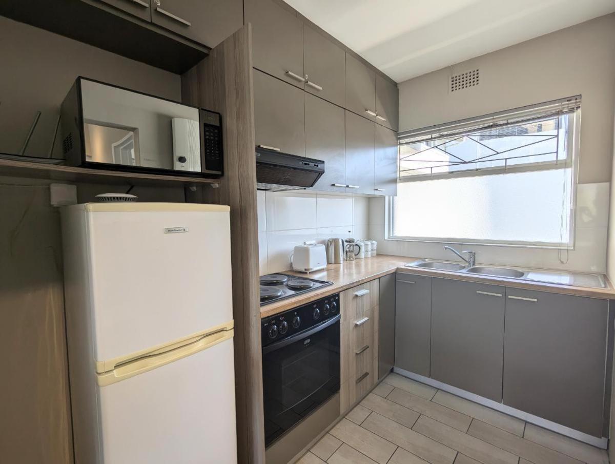 Modern With Balcony & Parking In Gardens *