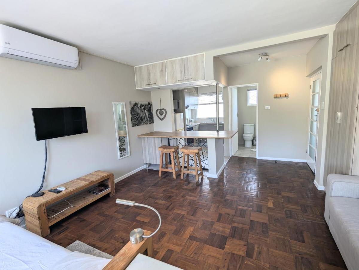 Modern With Balcony & Parking In Gardens Cape Town