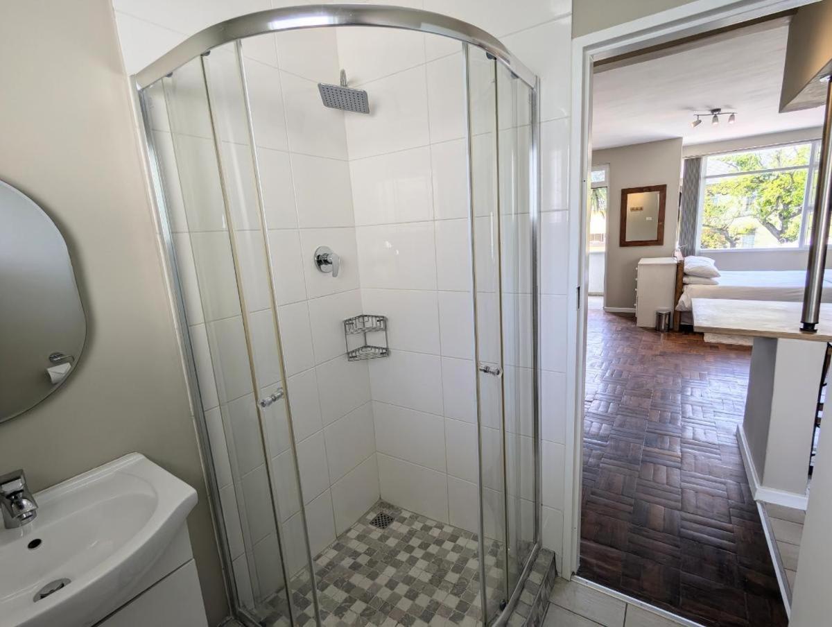 Modern With Balcony & Parking In Gardens * Cape Town