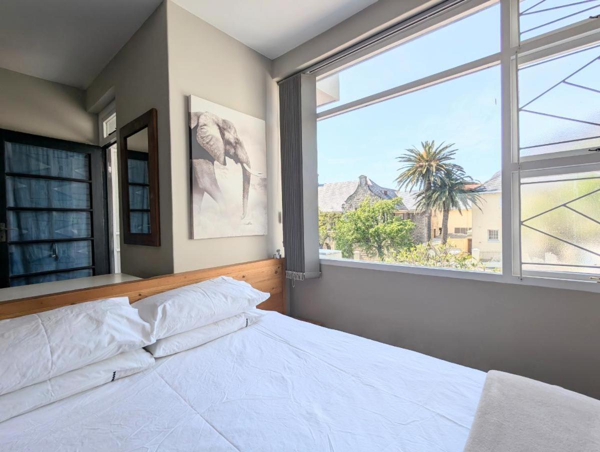 Modern With Balcony & Parking In Gardens Apartment *